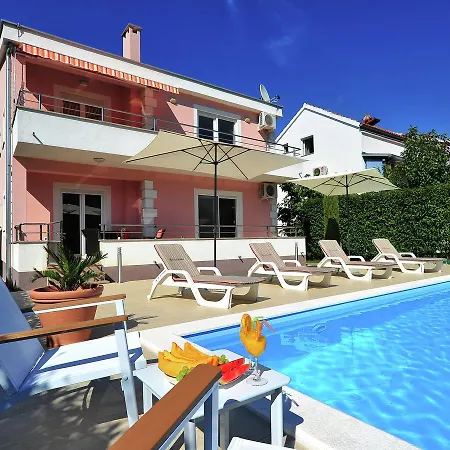 Modern In With Private Swimming Pool 扎达尔