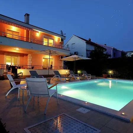 Modern In With Private Swimming Pool 扎达尔