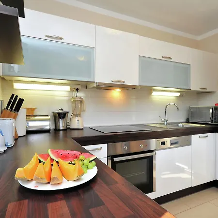 Modern In With Private Swimming Pool 扎达尔