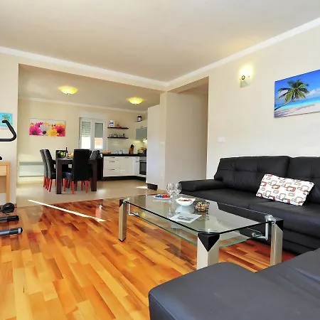 Modern In With Private Swimming Pool 别墅 扎达尔