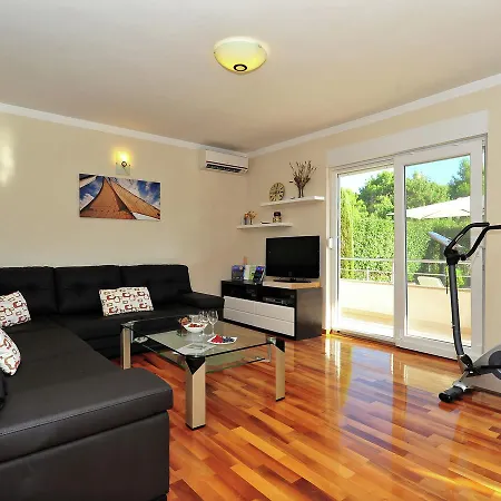 Modern In With Private Swimming Pool 扎达尔