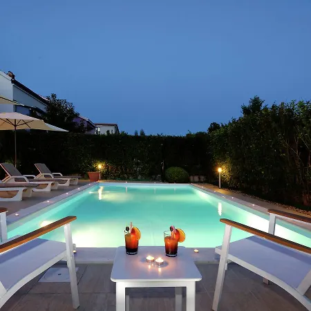 Modern In With Private Swimming Pool 扎达尔