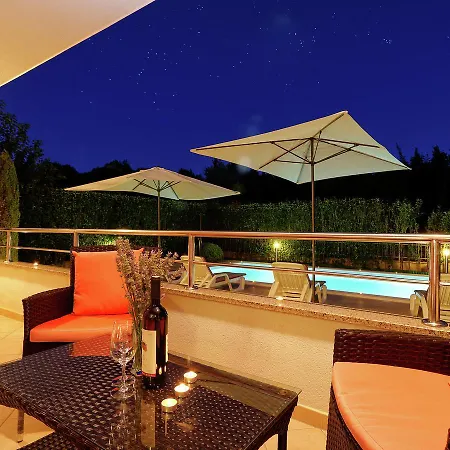 Modern In With Private Swimming Pool 扎达尔